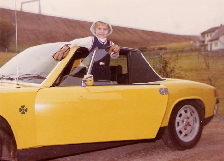 Firmeninhaber Gerd Breuer, im Alter von 3 Jahren mit Onkel's Porsche 914. So fing das Interesse fr Fahrzeug und Karosserie an und fhrte zum Karosserie-Meisterbetrieb.