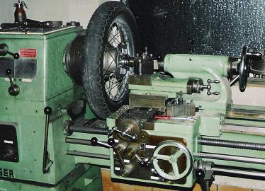 Die Drehbank als vielseitige Hilfe beiallen Mechanik-Arbeiten.